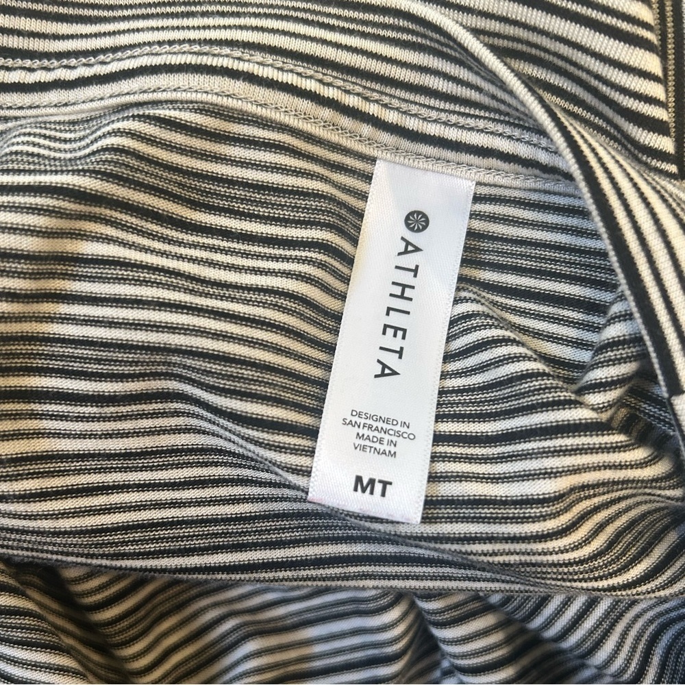 EUC Athleta Women’s Cloudlight Stratus Top - Picture 6 of 6